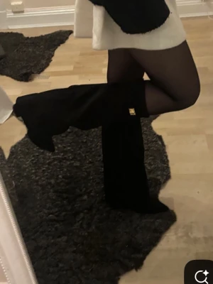 Fold over boots - Säljer ett par svarta höga stövlar med bred klack och spetsig tå. Stövlarna har en liten gulddetalj upptill och är tillverkade i mocka. Perfekta för att lyfta vilken outfit som helst. Aldrig använda endast testade hemma, köpta på raglady men märket heter Givana. Original box finns även (sista bilden) och priset kan diskuteras💗