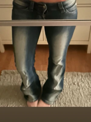 Blå bootcut jeans med ljusa slitningar - Snygga blå kvarg bootcut från weekday. 