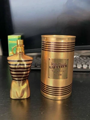 Jean Paul Gaultier Le Male Elixir - Jean Paul Gaultier Le Male Elixir. En varm och söt doft med kryddiga toner och vanilj. Håller länge och passar perfekt till kväll och fest. Flaskan är i guld och i mycket bra skick.  Jag säljer den eftersom jag fick dubbla parfymer. Kvitto finns. Priset kan diskuteras. 