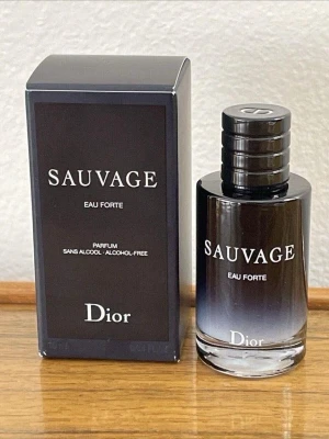 Dior Sauvage Eau Forte Parfym - Hej, Säljer en Väldigt unik perfym kallad Dior sauvage Eau Forte som är Mörkblå med 100 / ML. Säljer denna hyfsat billigt eftersom jag fick dubbla parfymer i present  den 20 Januari. Har kvitto på när mina kusiner köpte den. Hoppas nån köper Försöker sälja snabbt.