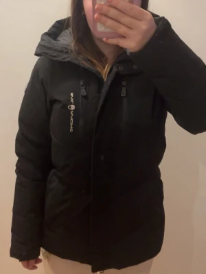 Svart jacka från Sail racing - Säljer en svart dunjacka från Sail racing i helt nytt skick,inga hål eller defekter och knappt använd. Köptes förra året men kom aldrig till användning då den var lite för lång för min smak. Väldigt snygg jacka,köp nu