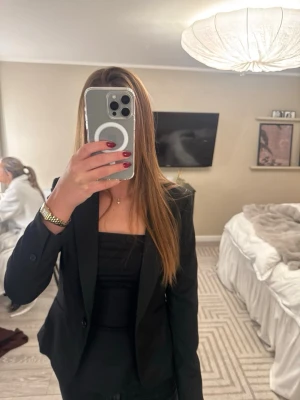 Svart klassisk kavaj - Snygg svart kavaj med enkel knäppning och figurnära passform. Perfekt till både jeans och kostymbyxor. Tidlös design som passar till många olika stilar. Långärmad och utan synliga detaljer eller mönster.