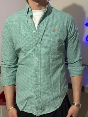 Grön Ralph skjorta - Grön Ralph skjorta/längre och lite bredare modell/