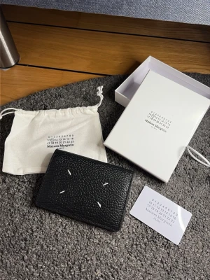 Maison margiela plånbok - Säljer en snygg plånbok från maison margiela. Alla tillbehör på bilderna skickas med. Priset är prutat och klart, först till kvarn.