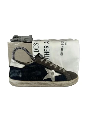 Golden Goose sneakers med stjärna - Snygga sneakers från Golden Goose i mörkblå mocka med grå detaljer och en ikonisk silverfärgad stjärna på sidan. Skon har snörning och en platt sula. Perfekt för dig som gillar en trendig och avslappnad stil.