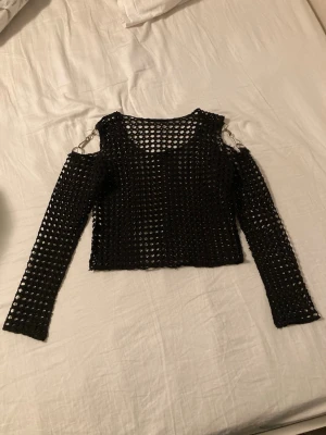 alt nättröja - snygg mörkbrun nättröja med rejält tyg och metallspännen vid axlarna. supercool att ha med en liten topp under. har några lösa trådar men är annars i bra skick.
