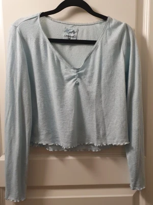 Ljusblå loungewear-tröja med hjärtmönster - Croppad långärmad pyjamas topp med små hjärtan på 🌸