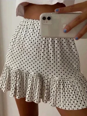 Trendig kjol zara - Superfin prickig kjol från Zara:) sparsamt använd!! stretchigt tyg så passar alla storlekar💘