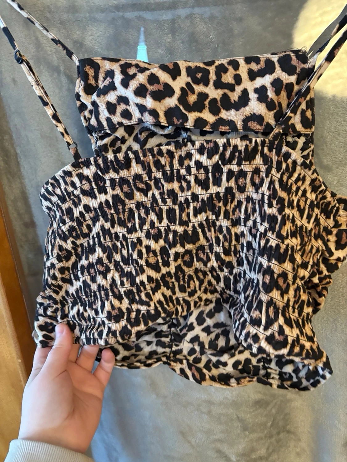 Leopardmönstrad linnetopp med smock - 1