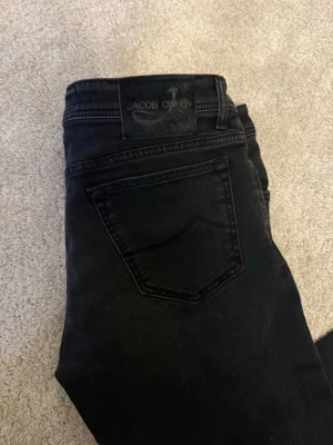 Jacob Cohen Jeans - Säljer ett par Jacob Cohen Jeans i mycket gott skick! Storlek 35. Modell 688 💸 Nypris: ca 7000 kr 🚚 Snabb frakt! Skickas inom 1–2 dagar ✅ Inga fläckar, hål eller synliga tecken på slitage.   💬 Skriv gärna vid frågor – jag svarar snabbt!