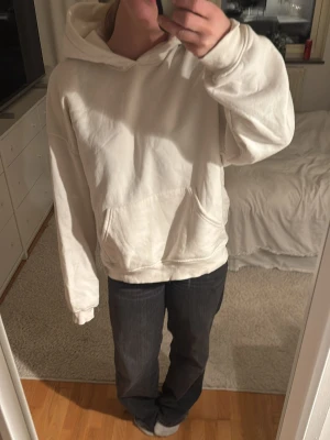 Hoddie vit  - Helt ny hoddie från Gina.