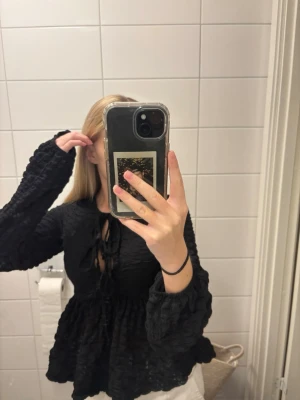 Svart topp - Svart topp från gina med knutning fram, använd 3 gånger. 