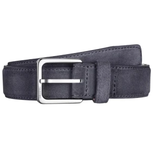 MörkBlåt mockabälte från Dissing - Dissing Classic Belt Suede DB002 – Ett elegant bälte i mjuk mörkblå som kombinerar stil och komfort. Den tidlösa designen och 30 mm bredden gör det perfekt till både jeans, chinos och kostym. Ett klassiskt och hållbart val som passar alla tillfällen. Nypris: 600 men pris kan diskuteras vid snabb affär