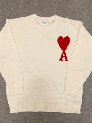 Ami Paris Tröja  - Tja! Säljer denna riktigt stilrena Ami Paris tröjan i storlek S! Den är helt ny! Priset är ej hugget i sten! Tveka inte att kontakta vid frågor eller funderingar!