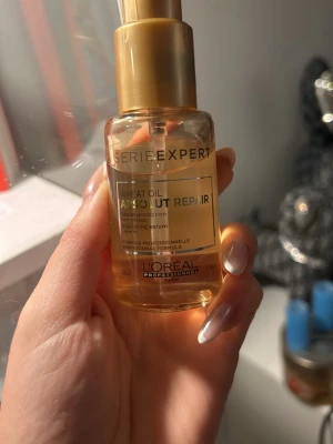 L'Oréal Serie Expert Absolut Repair Serum - Nourishing serum med wheat oil från L'Oréal Serie Expert. Kommer i en genomskinlig glasflaska med guldig pump. Perfekt för att ge håret glans och skydd. Innehåller 50 ml och har en lyxig känsla med sin guldiga design.