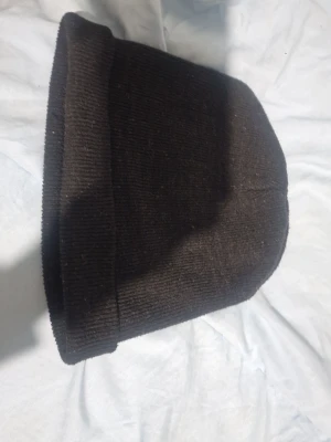 Ingen väst - Svart stickad mössa.