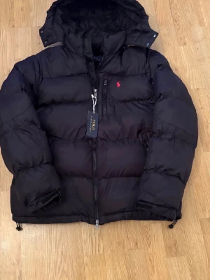 Ralph lauren jacka - Tja säljer nu en helt ny Ralph lauren jacka som är riktigt stilren i storlek S