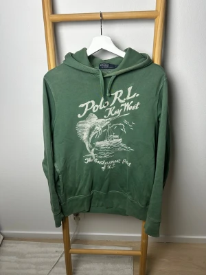 Ralph lauren hoodie | S - Eftertraktad Ralph lauren ”Key west” hoodie | Mycket fint skick utan defekter | Om du undrar över något tveka då inte på att höra av dig ⚜️|