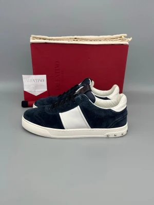 Valentino Flycrew Sneaker Navy  - • The shoes have been worn 2–3 times and are in like-new condition  • Size: 39.5  • Color: Navy  • Retail price: ~5000 SEK (no longer in production)  • Box, dustbag, new laces, valentino card & receipt is included  