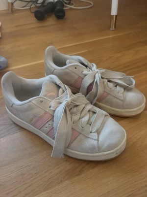 Adidas Campus sneakers ljusgrå/rosa - Använda fåtal gånger men tecken på användning finns - mycket bra skick. Sköna.