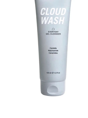 Cloud Wash Everyday Gel Cleanser - Cloud Wash Everyday Gel Cleanser i en ljusgrå tub på 125 ml. Innehåller centella, niacinamide och ceramider som rengör och vårdar huden. Tuben har en modern design med vit text och praktiskt lock.