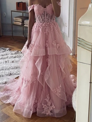 Balklänning 🎀 - Säljer en drömmig rosa balklänning 🎀🎀Jätte bra om man ska på bal eller nåt annat. Diskuterar gärna pris ⭐️⭐️⭐️⭐️