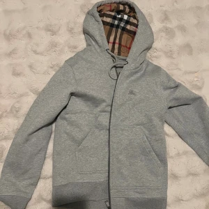 Burberry zip hoodie  - Det är en ren och ny Burberry zip hoodie med alla TAGS fortfarande på! 
