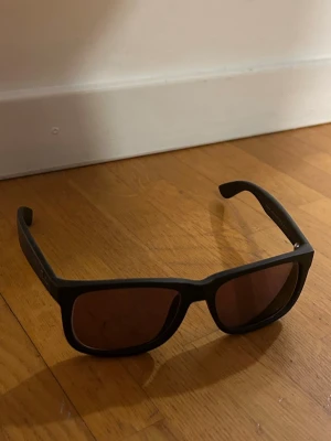 Svarta solglasögon från Ray-Ban - Säljer ett par svarta solglasögon från Ray-Ban med klassisk rak passform och med styrka. 