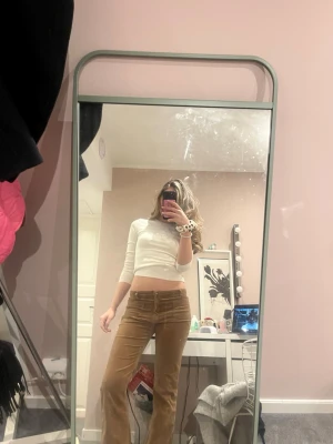 Bruna Manchester aktiga bootcut byxor - Säljer ett par bruna manchesterbyxor med bootcut och låg midja. 