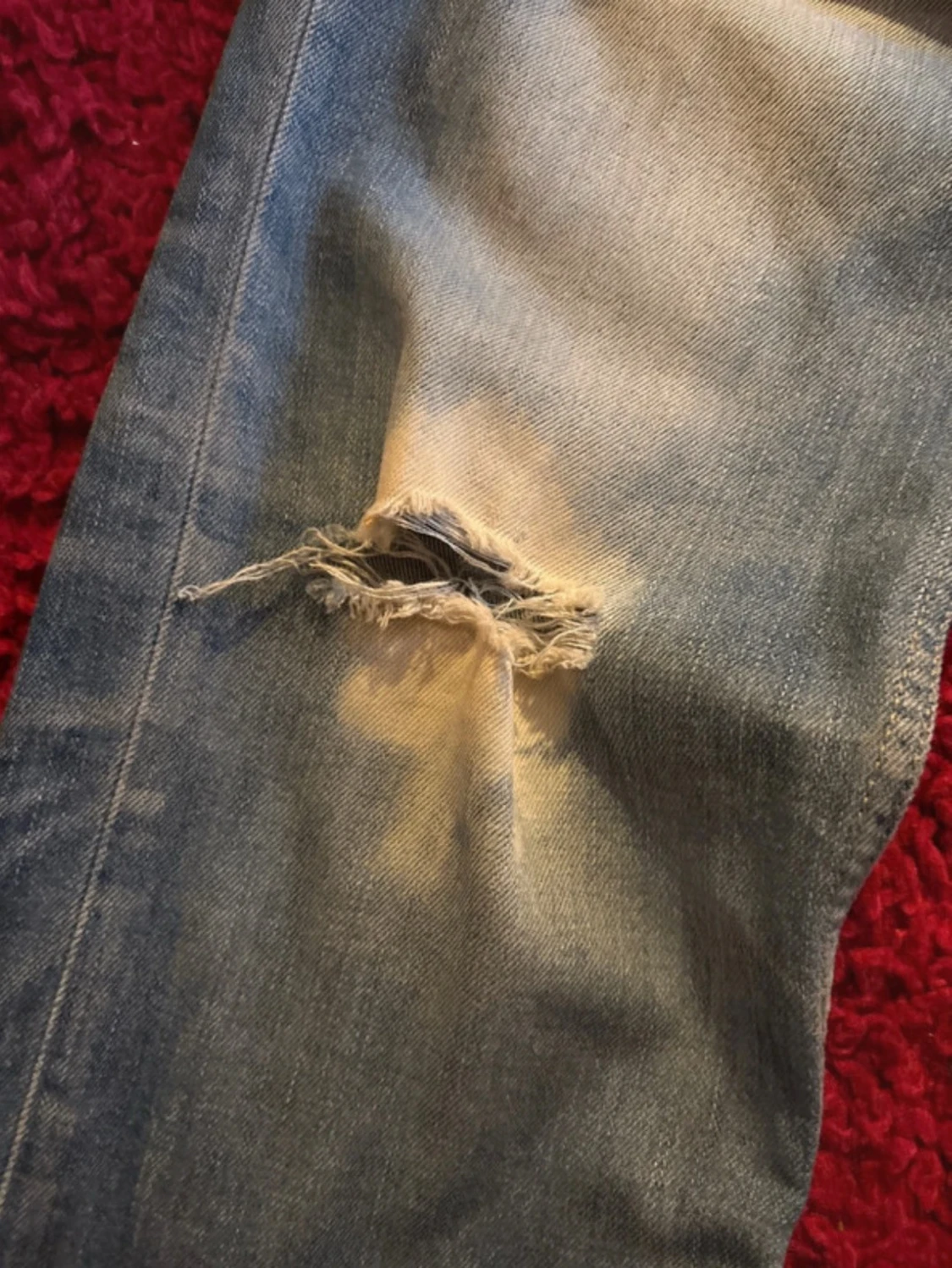 Blå jeans med slitningar  - 2