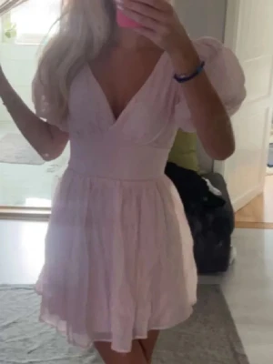 NY Super söt Gina klänning - Gina Tricot Bow Dress – rosa (strl 34) Superfin rosa bow dress från Gina Tricot. Helt oanvänd och i nyskick, med lapparna kvar. Klänningen är slutsåld på hemsidan🩷  Nypris: ca 700 kr. Säljes då den tyvärr inte kom till användning.