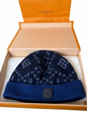 Louis Vuitton Cashmere mössa  - Louis Vuitton cashmere mössa, kommer med box påse orginal kvitto, nypris 5.500kr pris 2690kr finns att köpa på våran hemsida, Fashionels.com