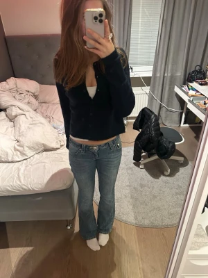 Blå low rise bootcut jeans True Religion - Säljer ett par blå low rise jeans från True Religion med bootcut passform. Klassisk femficksmodell med ikonisk kontrastsöm och den typiska hästsko-detaljen på bakfickan. Jeansen har en snygg tvättad look och sitter lågt på höften. Skriv privat för mer bilder och frågor❤️