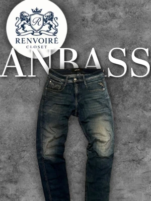 Replay Anbass jeans i mörkblå denim - Snygga Replay Anbass jeans i mörkblå tvättad denim. Storlek 28/30