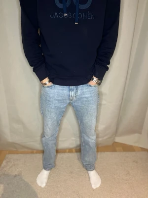 Blå Jeans Herr - Hej! Vi har nu fått in ett par snygga herr jeans i storlek 30/32. Skicket är mycket bra och vi säljer för 149kr. Postar snabbt som möjligt som vanligt😎 Passar perfekt till en go hoodie. // Studio II Resell✅📦