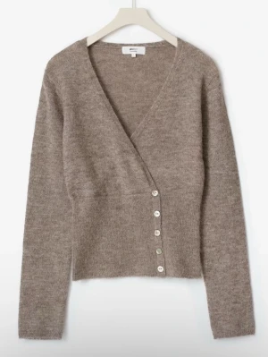 Alpaca blend knitted top - En beige/brun stickad tröja från Gina Tricot med v-ringning och fem snygga knappar framtill. I storlek S använd några gånger.