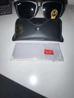  Ray-Ban solglasögon  - Helt nya raybans. Duk följer med