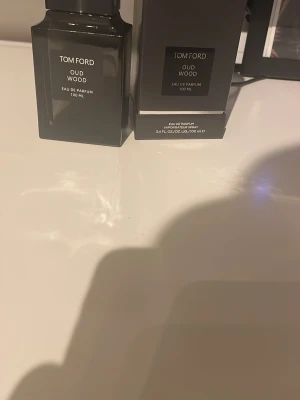 Tom Ford Oud Wood 100ml - Tom Ford Oud Wood Eau de Parfum, 100 ml. Tillverkad i USA.  Luktar riktigt bra. Har seriöst bara tagit 2 spray