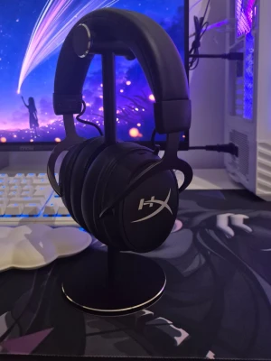 HyperX Cloud mix Gaming Headset - HyperX Cloud mix gaming headset i mycket fint skick. Bekväma over-ear-kåpor, avtagbar mikrofon och bluetooth för trådlös koppling. Varsamt använda, Inga synliga defekter eller slitage på öronkuddarna. Nytt pris cirka 1600. Mitt pris 600:- (obs. Kartongen finns ej kvar men packas varsamt)