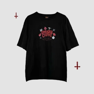 T-Shirt ⛓️🧡 - Unik vintage ’Unlucky Charms’ tisha från märket Cool! ⛓️💀🖤Storlek XL (armhåla till armhåla 124cm, längd 80cm) 📏Lite urtvättad (vilket bara bidrar till vintagekänslan enligt mig), men i övrigt är den hel och fin 😌Köp nu 💌