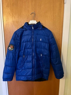 Ralph lauren puffer jacka - 72 cm på höjden och 48 cm på bredden, denna är i barnstolekar. Denna jackan är väldigt bra nu eftersom det är snö och kyligt ute, i denna jackan syns du klart och tydligt!  Det är en amerikansk jacka och därför är dragkedjan till höger, den är riktig!