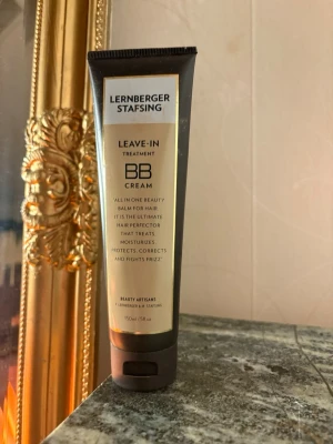 Lernberger Stafsing Hair BB Cream  - Hair BB Cream Leave-In Treatment från Lernberger🌸. Produkten är en multifunktionell balm som återfuktar, skyddar och motverkar friss. Perfekt för dig som vill ha ett snyggt och välvårdat hår.                                                        Endast testat ett par gånger!
