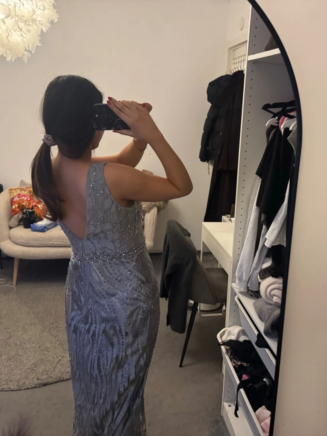 Glittrig långklänning med djup v-ringning - 1