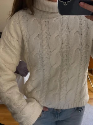 Polo tröja  - Stickad polo tröja från bikbok storlek xs 