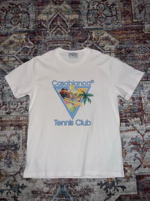 Vit Casablanca Tennis Club t-shirt - Vit stilren t-shirt i storlek M, passar L! HELT NY och perfekt till festliga sammanhang. Hör av dig vid minsta fråga📲