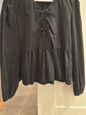 Blue ifrån Gina young!!❤️ - Säljer denna jättefina blusen från Gina Young enkel passar till allt säljer då jag har för mycket blusar och tycker ej jag passar i det!💕