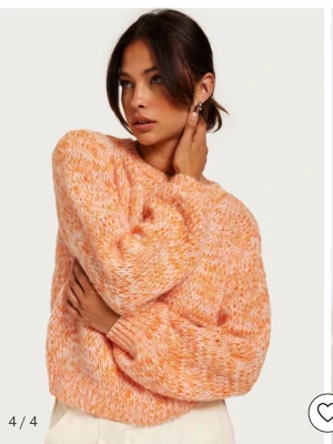 Stickad orange melerad tröja - Supermysig stickad tröja i orange och vitt melerat. Tröjan har en loose passform, rund halsringning och långa ärmar. Perfekt för kyliga dagar när du vill vara både bekväm och snygg. Storlek M men passar S oxå. Supermjukt material!