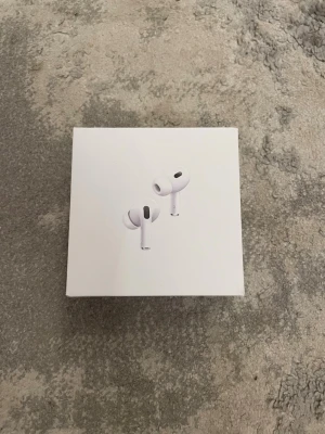 AirPods Pro 2 - Säljer ett par AirPods Pro (2:a generationen) som jag fick i julklapp. Helt nya och oöppnade.  📦 Snabb leverans – skickas inom 24 timmar! 💬 Hör av dig om du vill ha fler bilder eller har frågor.
