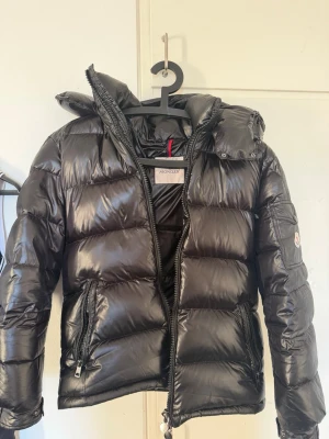 Moncler Maya  - Tja! Säljer nu min riktigt feta och sköna Moncler Maya jacka, passar perfekt när de är kallt och man vill få en stilren outfit. Jackan är använd men finns inga större defekter, näst intill ny skick. Inte autentisk. Passar både M och S 