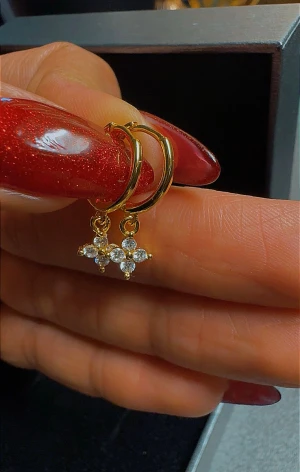 Guld örhängen hoops 18k - Helt nya jättefina örhängen i en klassisk modell, guldpläterade med Zirkon stenar ✨skickas med en liten present påse🎁                                Erbjuder snabb leverans postar inom 24 timmar